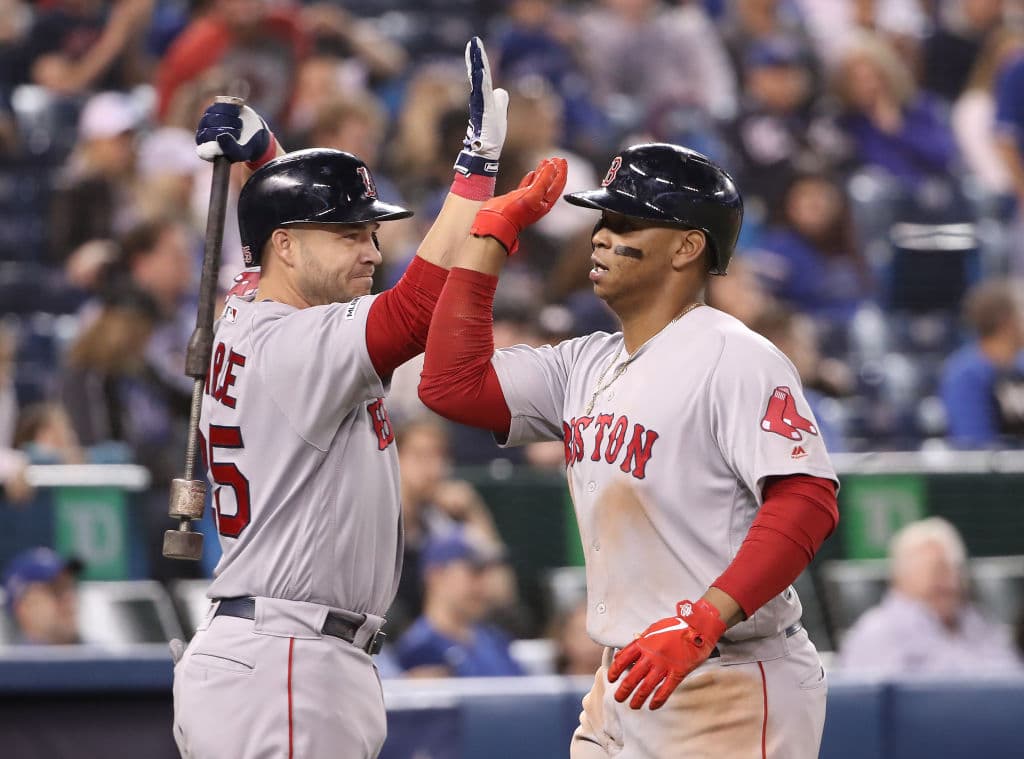 Toronto anotó dos veces en la segunda entrada para igualar el encuentro después de que el intermedista Michael Chavis permitió que se le escapara un rodado, para un error con un out.
