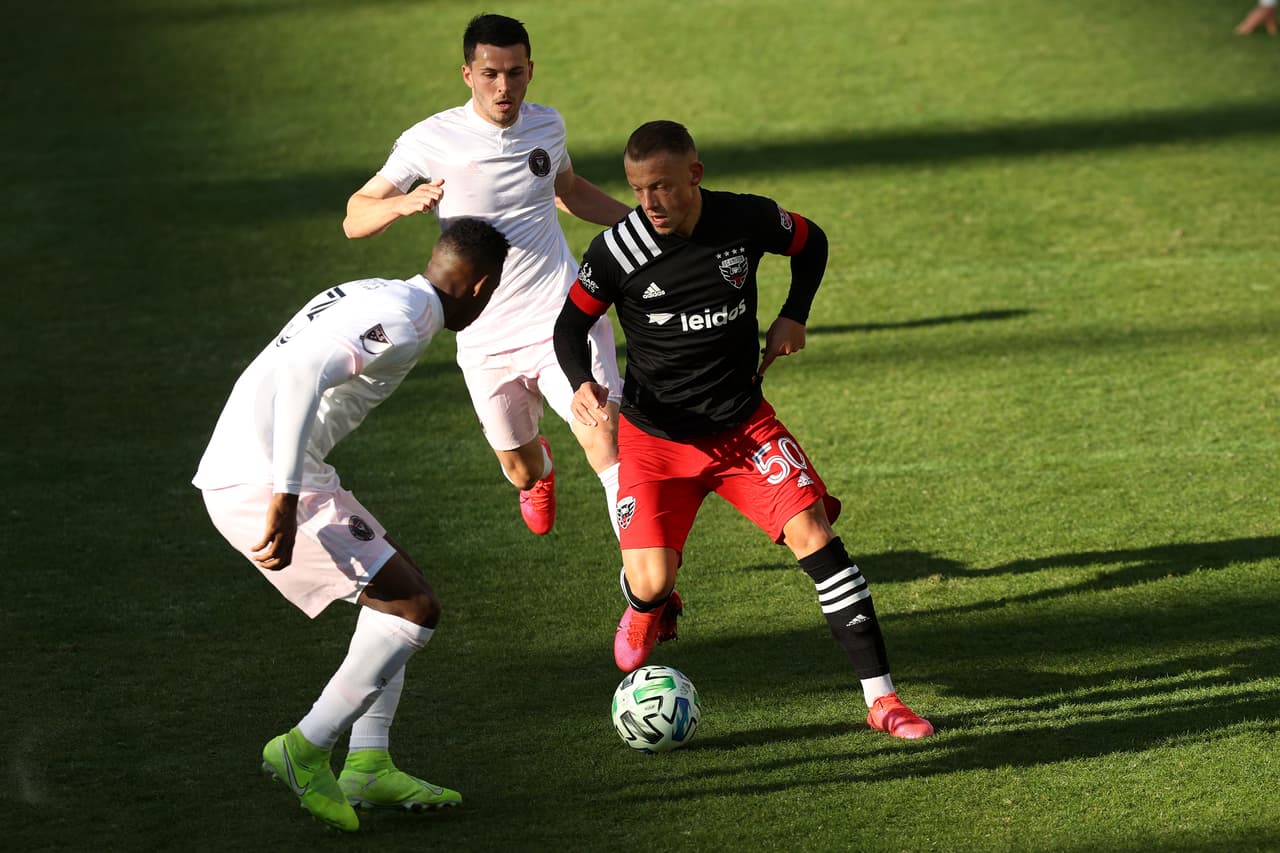 Erik Sorga le rompe la cintura a Andres Reyes y se va de largo para buscar el empate.