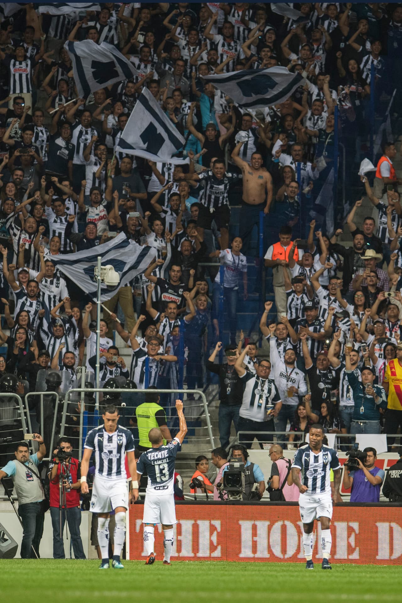 Carlos Sánchez celebró la anotación junto a la afición rayada que durante todo el torneo ha mostrado un gran apoyo para su equipo.