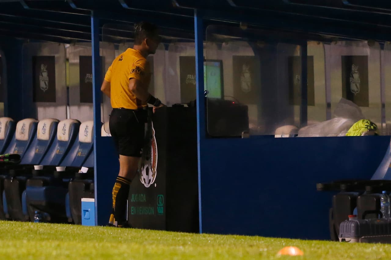 Al minuto 65 el árbitro Diego Montaño Robles (centro) se apoyó en el VAR para revisar una falta de Alan Pulido de Chivas sobre Daniel Arreola del Puebla.