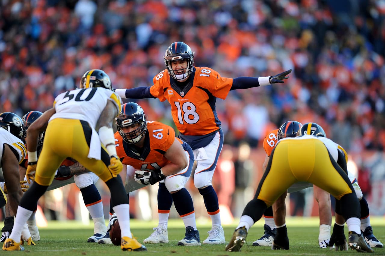 Manning luchaba por llevar a su equipo a las diagonales.