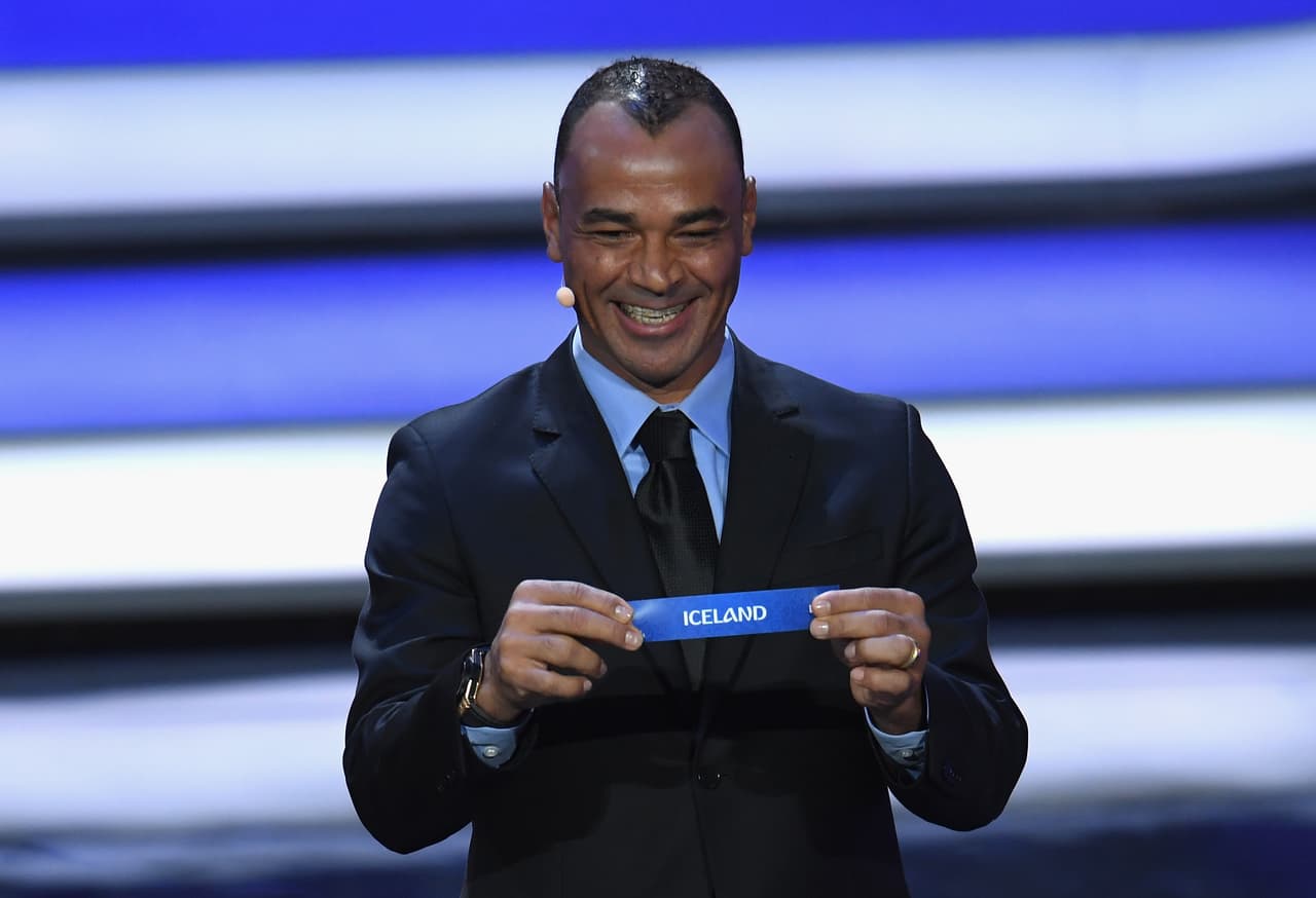 Cafú, que estuvo entre las leyendas presentes, se encargó de la selección del tercer bombo.