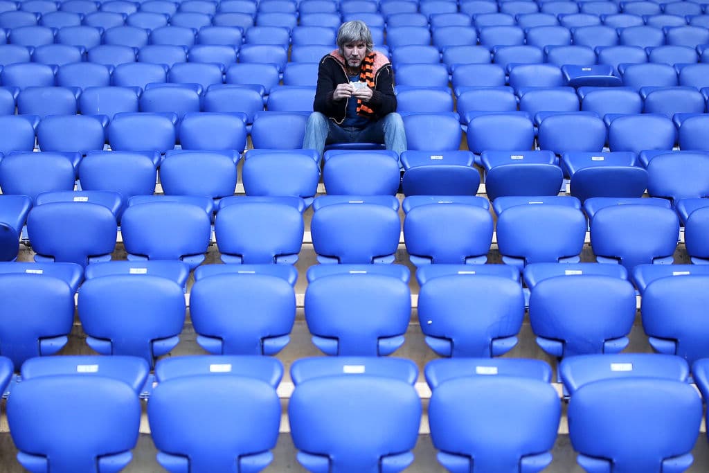 En Shaktar, Ucrania, un aficionado parece tener para él solo una parte de las gradas. Mientras sus correlifgionarios acuden a la cita del partido, aprovecha para comer un bocadillo.