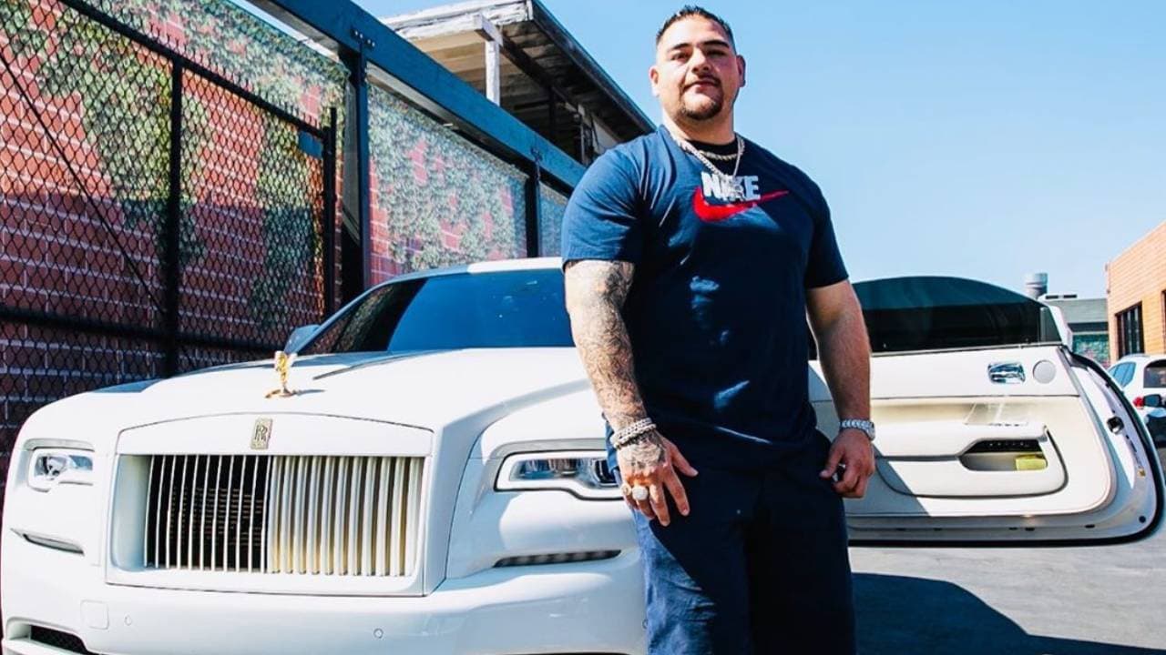 Llegó su Rolls Royce, ese coche que no cualquiera puede tener y que es sólo para los elegidos.