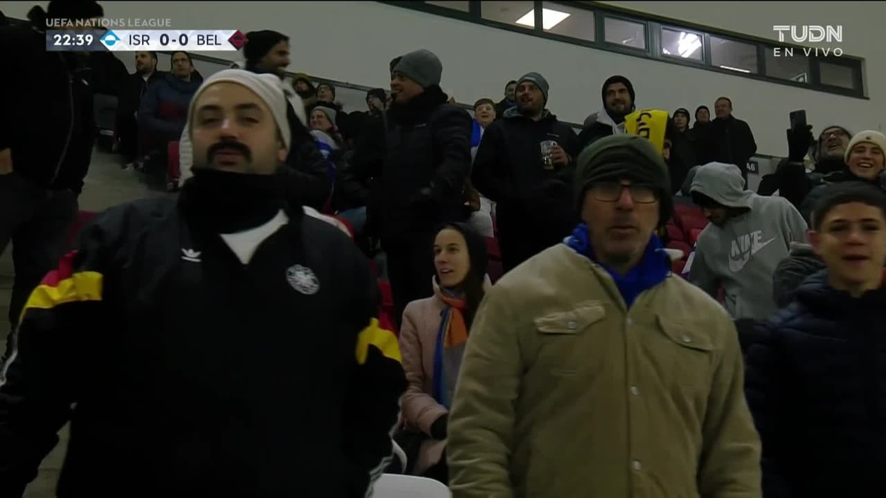 ¡CERCA! Eli Dasa disparó que se estrella en el poste.