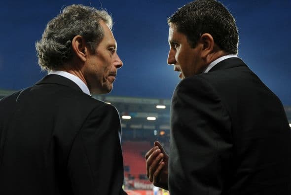 Los técnicos se saludaron al termino del duelo.