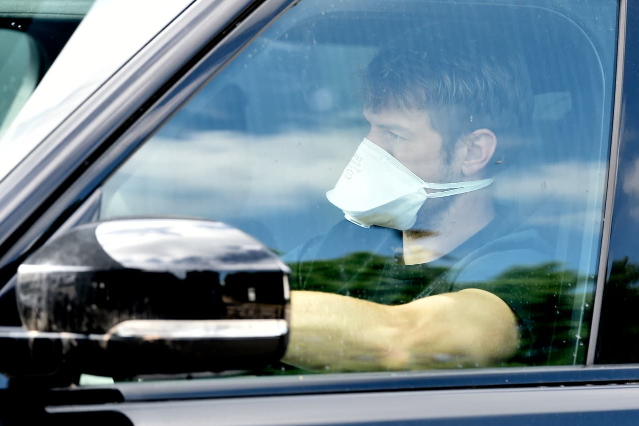 Aaron Ramsey con su característico rostro serio y con todas las medidas de sanidad posible.