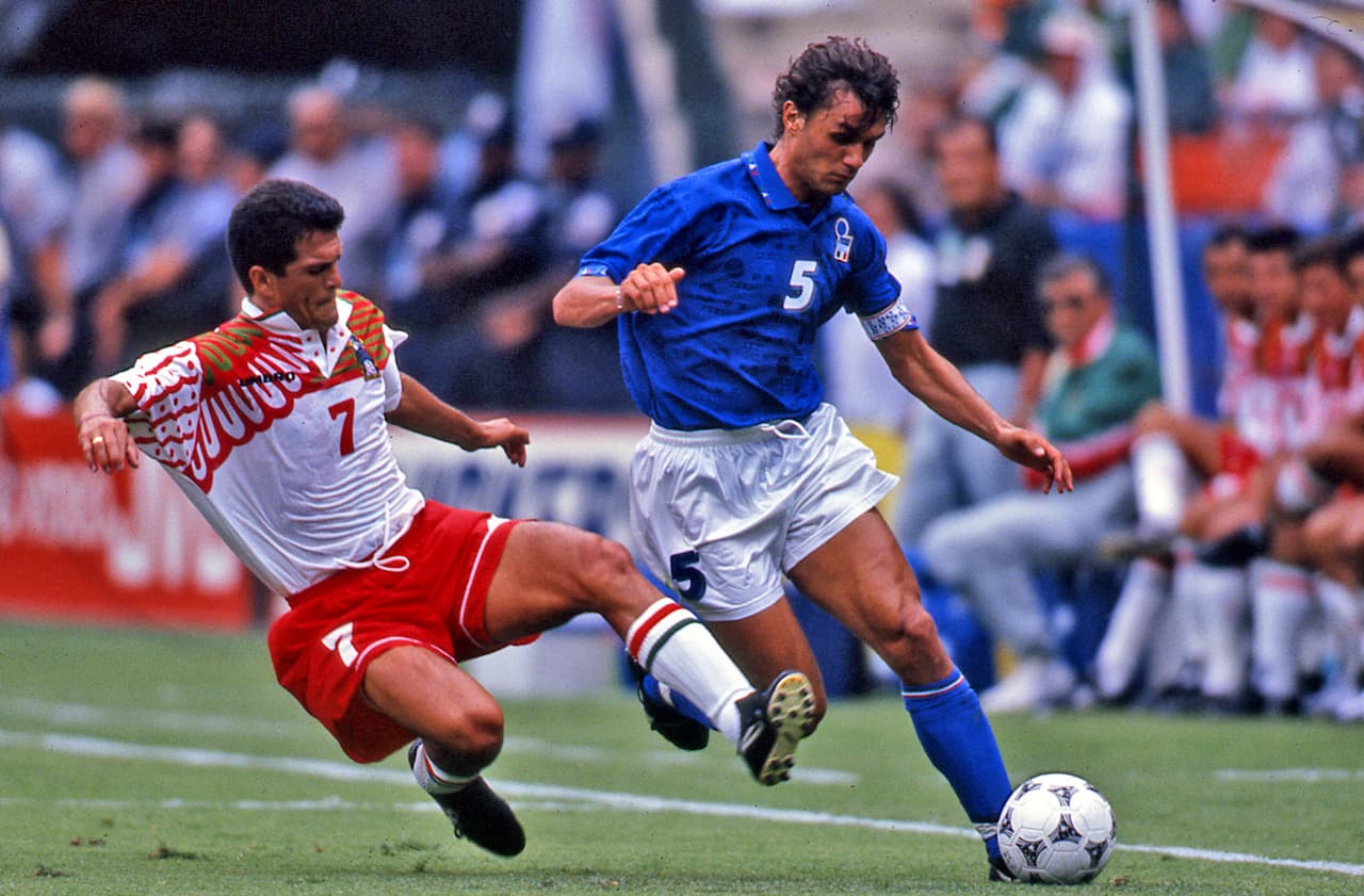 El segundo uniforme del Mundial de 1994 fue llamativo, en una mezcla de blanco y rojo poco común en el 'Tri'.