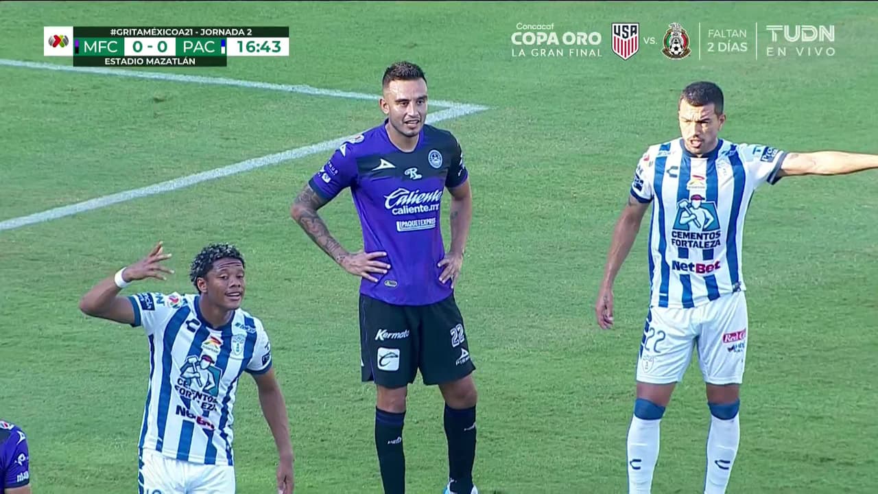 ¡TIRO ATAJADO! disparo por Camilo Sanvezzo.