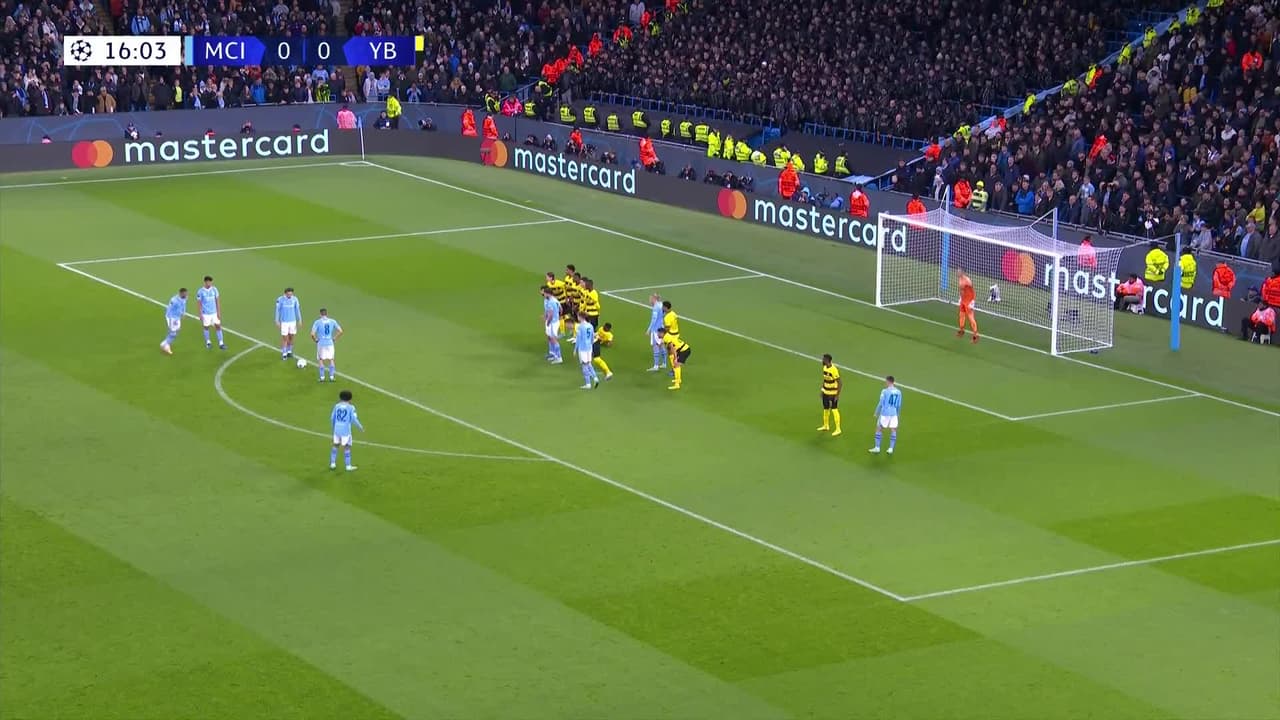 ¡TIRO ATAJADO! disparo por Phil Foden.