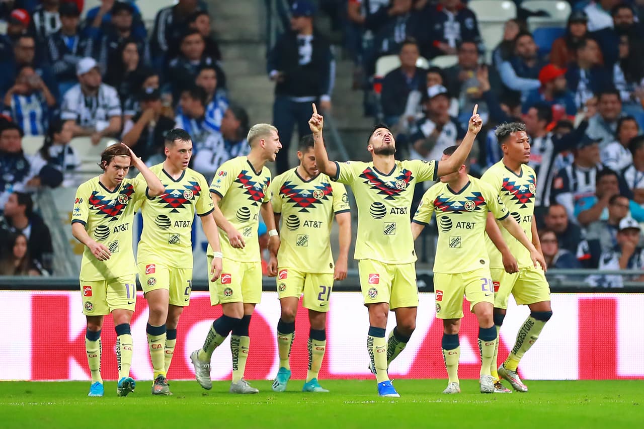 Los jugadores del América celebrando el autogol de Carlos Rodríguez.