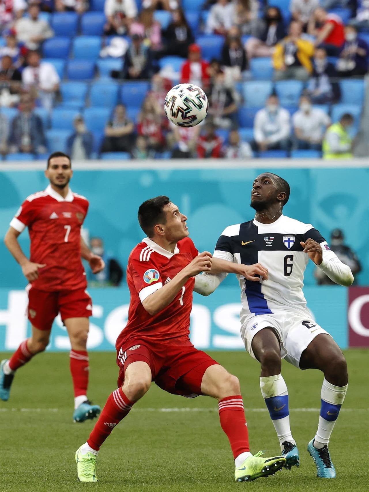 Rusia consigue su primera victoria tras derrotar 1-0 a Finlandia durante la segunda jornada del Grupo B en la Euro 2020. Parecía que los visitantes ponían el primer gol del encuentro pero, tras revisión del VAR, se anulaba la anotación. Ya al filo de la primera mitad, Aleksei Miranchuck anotó el tanto que le dio la victoria a los rusos en San Petersburgo.