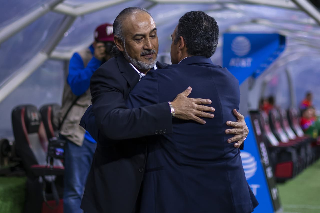 Así fue el saludo de los entrenadores.