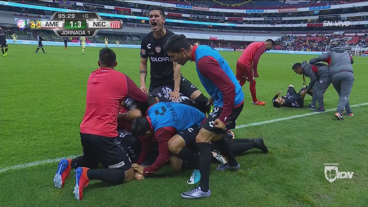 ¡Increíble! Marchesín deja sola su portería y Calderón marca el doblete