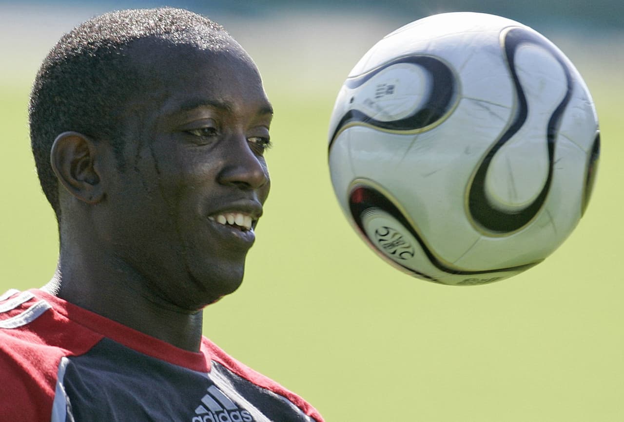 El exatacante del Manchester United
<b>Dwight Yorke</b> fue detenido en el aeropuerto de Miami, en una escala de regreso a su país, Trinidad y Tobago. Yorke venía de Qatar y antes jugó un partido benéfico en Irán, cuyo sello lo hizo ser interrogado. Yorke no pudo seguir su viaje, voló a Londres y desde ahí a Puerto España. El exfutbolista ni siquiera pasó una noche en Irán.