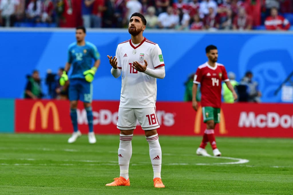 Antes de comenzar el juego ante Marruecos, Alireza Jahanbakhsh (18) elevando una plegaria.