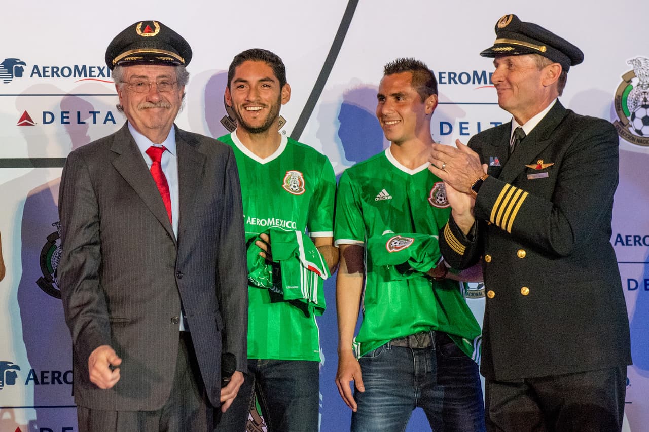 Como contraparte, Decio de María lució la gorra de capitán de vuelo de Aeroméxico-Delta bajo al aplauso de los invitados.