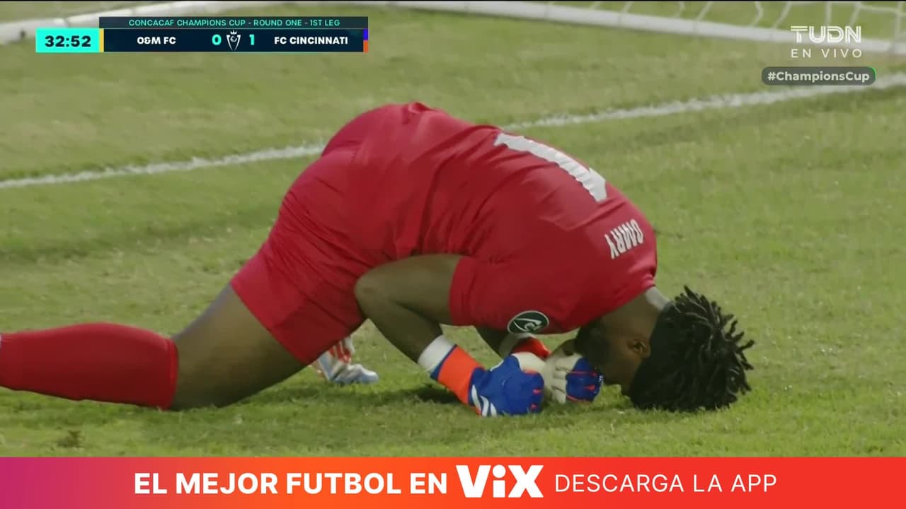 ¡El oso de la semana! Disparo y gol de Denkey con ayuda del portero Universitario