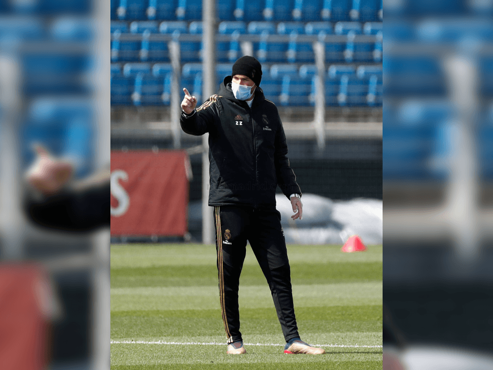 Los jugadores llevaron a cabo ejercicios individuales con y sin balón, divididos en dos turnos y en varios de los campos de futbol. Mariano y Jovic trabajaron en el interior de las instalaciones.