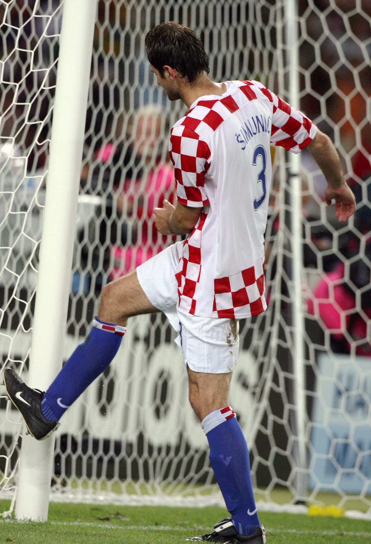 Simunic permaneció más de 20 minutos de regalo sobre el césped, pero aún así Croacia cayó derrotada frente a Australia.
