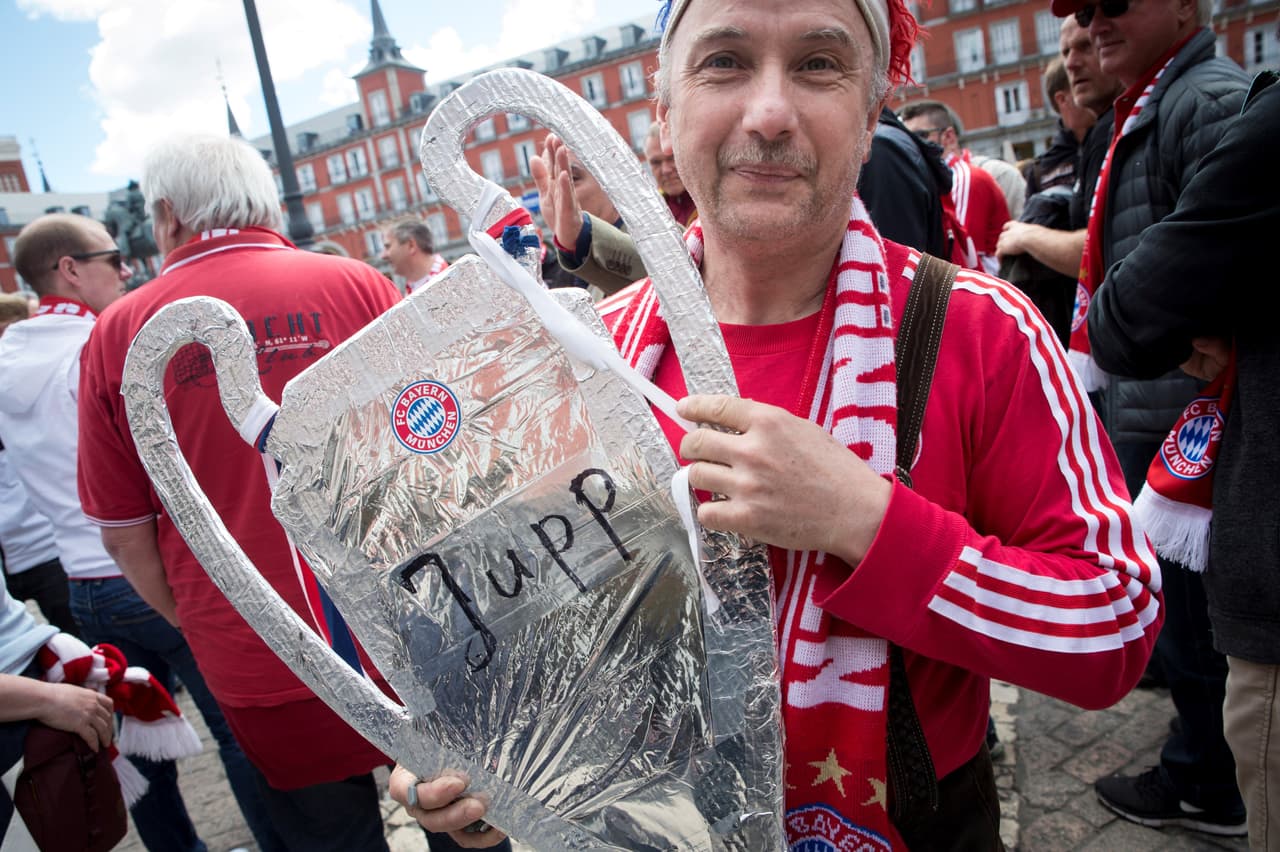 Fanáticos alemanes se tomaron la Plaza Mayor de la capital española en la fiesta previa de Real Madrid-Bayern Munich, escoltados por las autoridades para el juego de vuelta de semifinal de Champions.