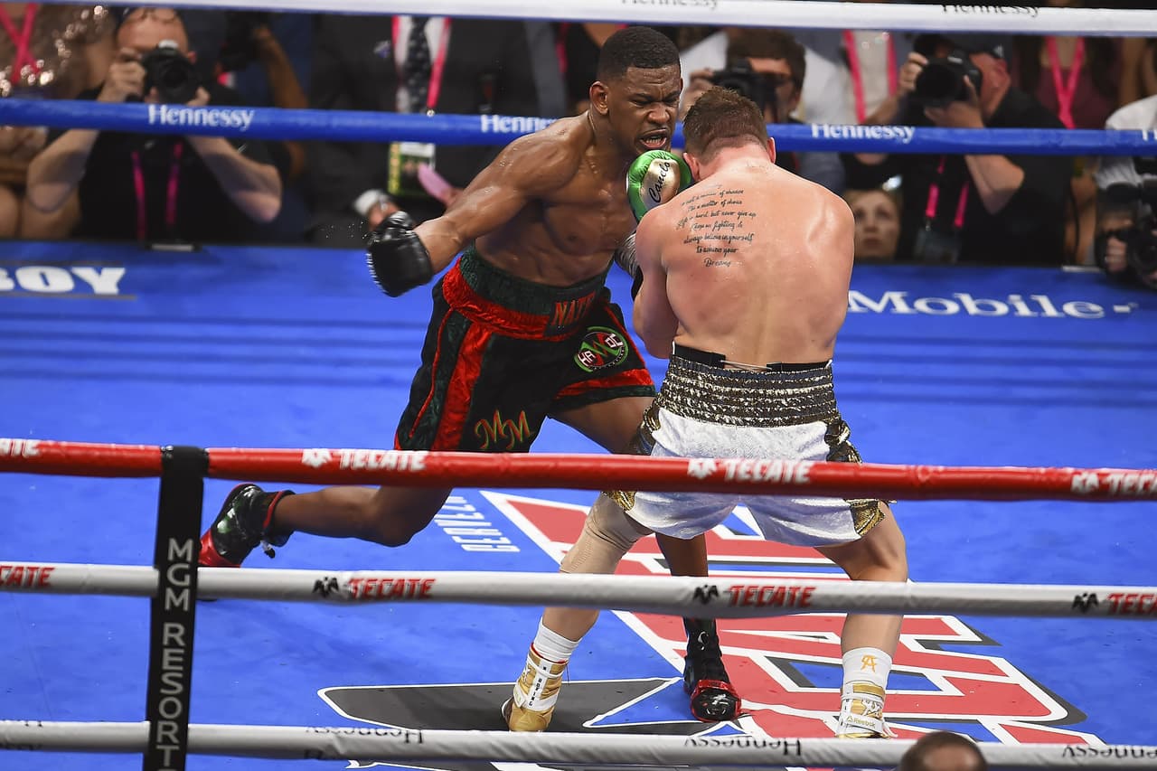 En el noveno round, Daniel Jacobs conectó un duro golpe a 'Canelo', quien logró mantenerse de pie a pesar del impacto.