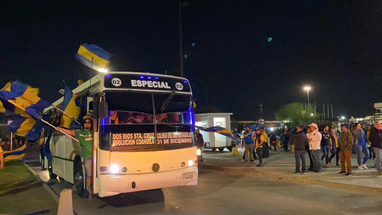 Asi llegan los aficionados al Estadio Universitario para el duelo de felinos en esta Jornada 8 de la Liga MX.