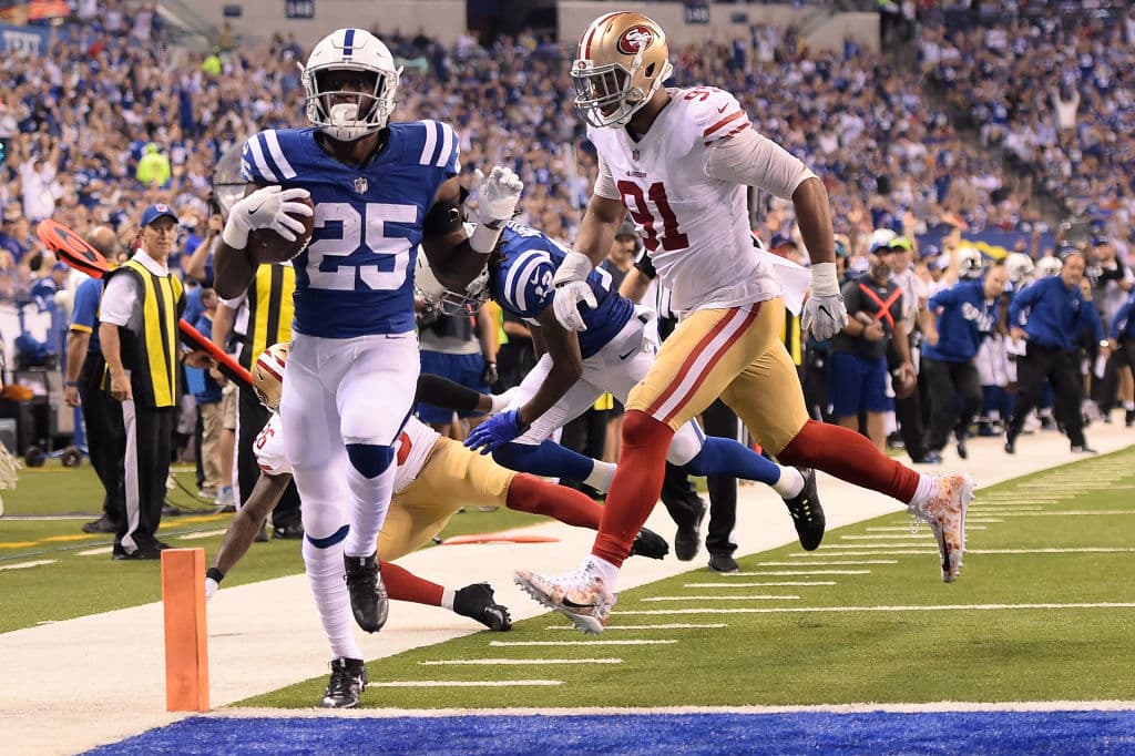 Los Colts arruinaron una ventaja de 14 puntos en los ocho minutos finales del cuarto periodo y sobrevivieron a una intercepción en zona roja durante el tiempo extra, pero un acarreo de 35 yardas de Marlon Mack dejó todo listo para un gol de campo de 51 yardas de Adam Vinatieri para vencer el domingo 26-23 a los 49ers.