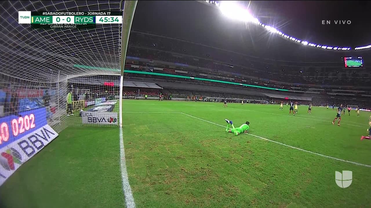 ¡TIRO ATAJADO! disparo por Federico Viñas.