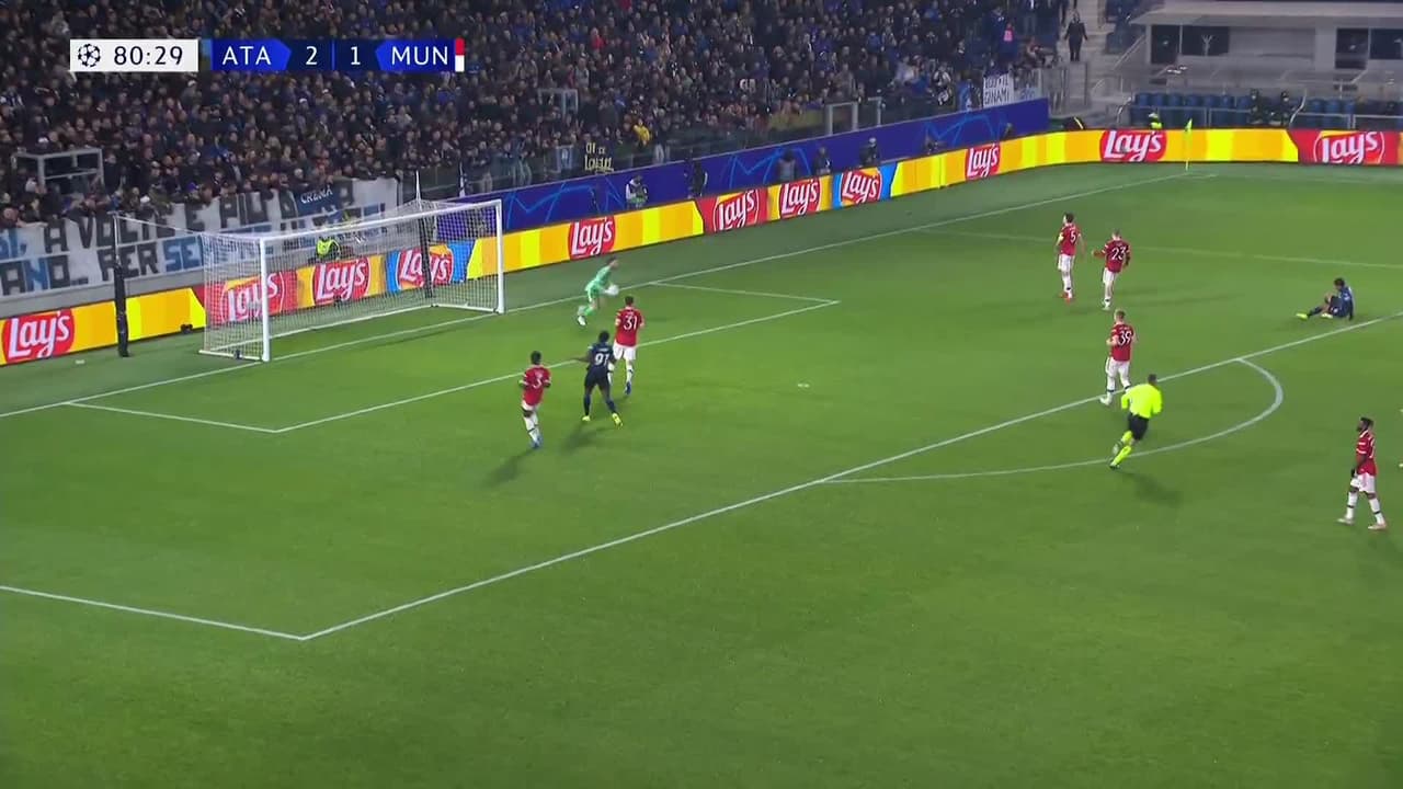 ¡TIRO ATAJADO! disparo por Luis Muriel.