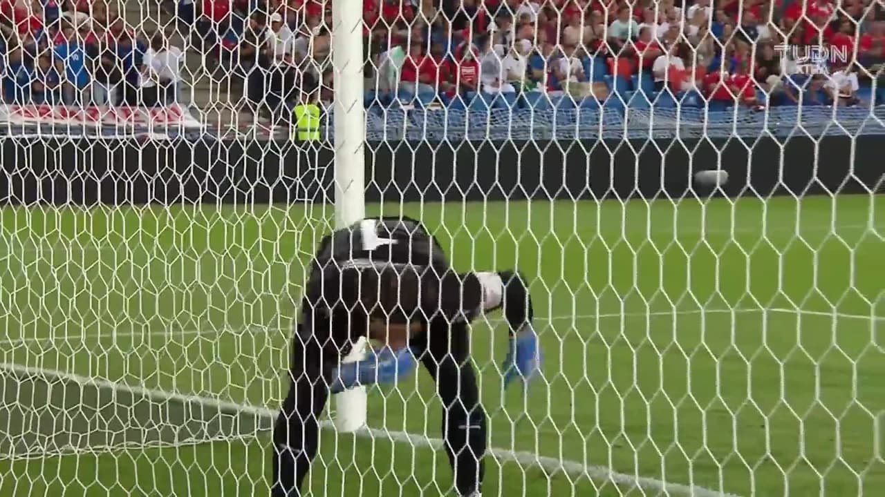 Arranca el partido y la pelota está en juego.