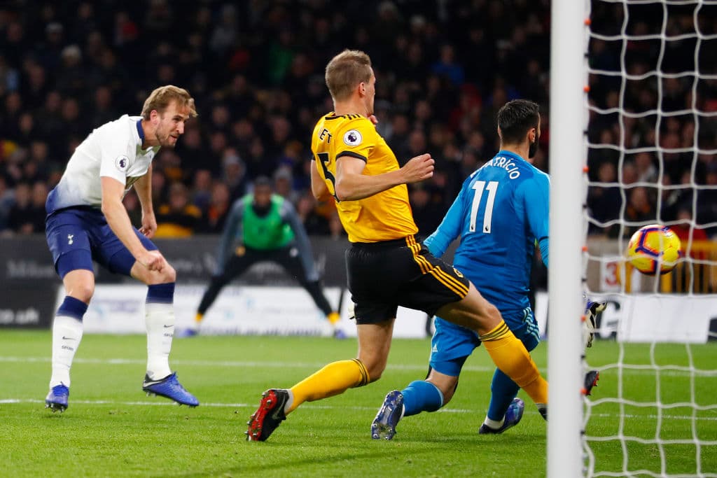 Las esperanzas de los 'Wolves' se desvanecían al minuto 60' cuando el goleador Harry Kane (izquierda) conectó un certero remate en el área para el 0-3.