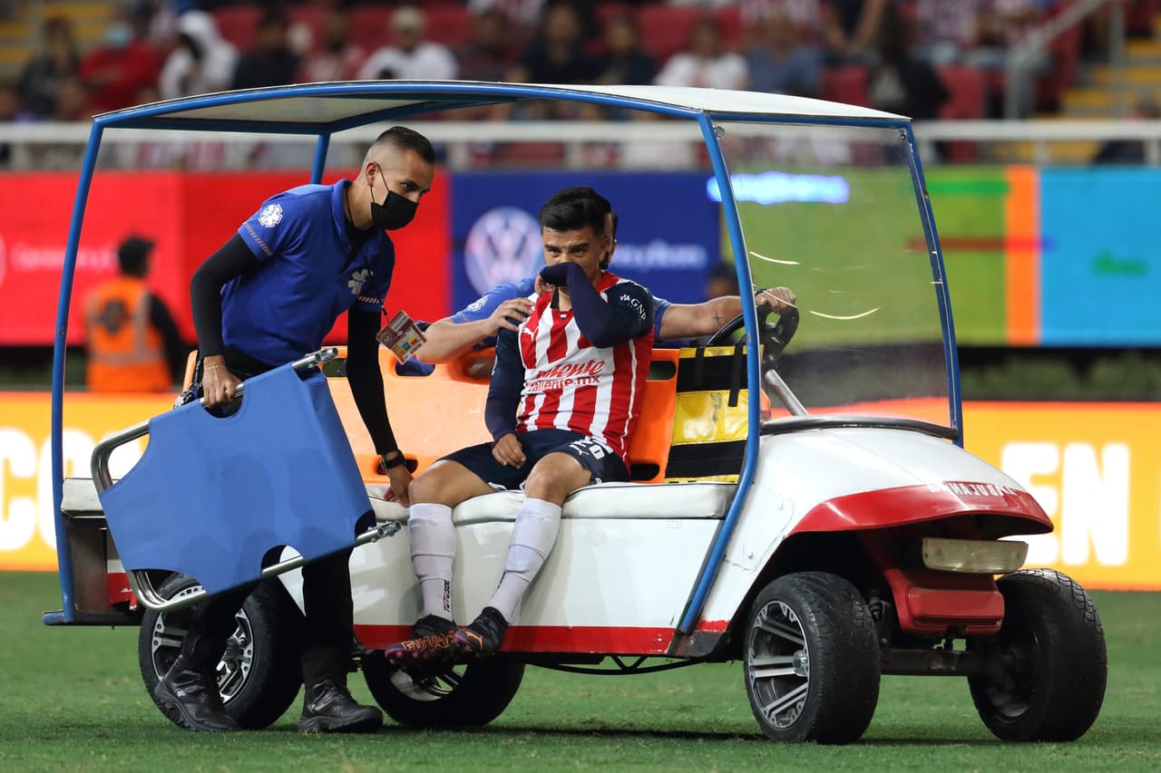 La mala noticia para Chivas y para selección mexicana es que 'Nene' Beltrán salió lesionado.