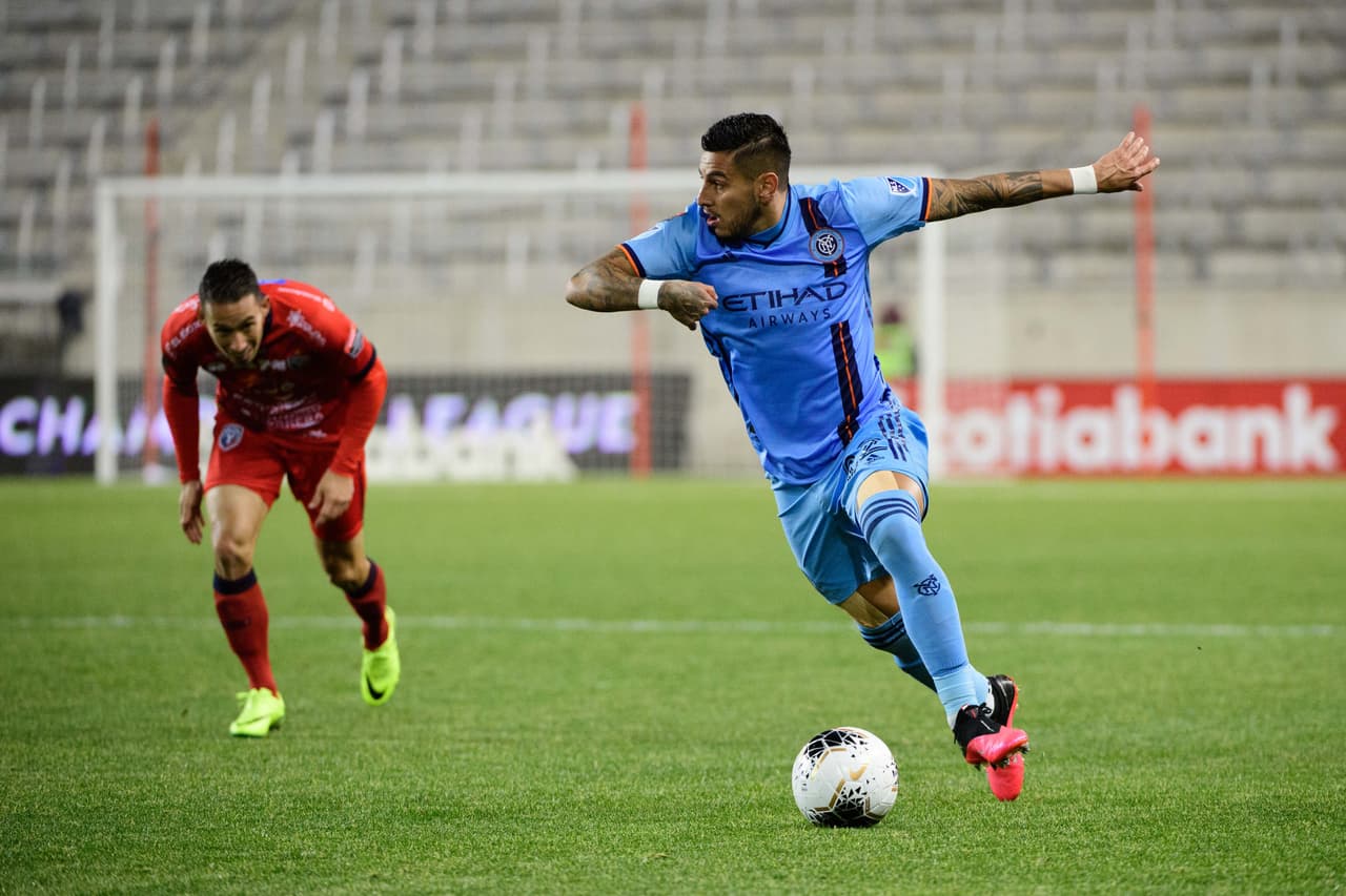 Ronald Matarrita conduce el balón, con la vista levantada, previo a mandar un centro en la victoria del NYCFC.