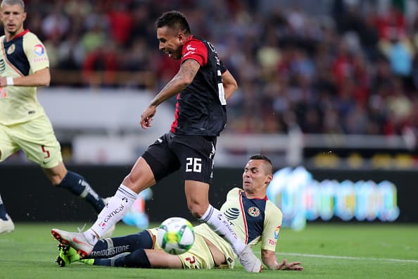 Cuando se perfilaba un disparo con peligrosidad del equipo local apareció una barrida precisa de Paul Aguilar para evitar el intento.