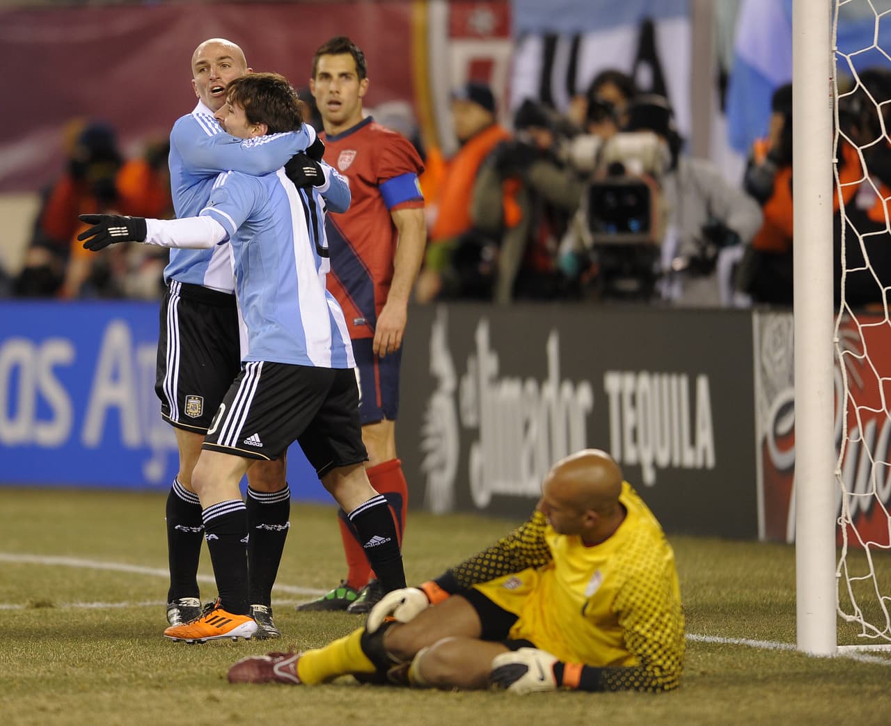 El mediocentro posicional de esta escuadra de grandes nombres omitidos de la fiesta de Messi es el de Esteban Cambiasso.