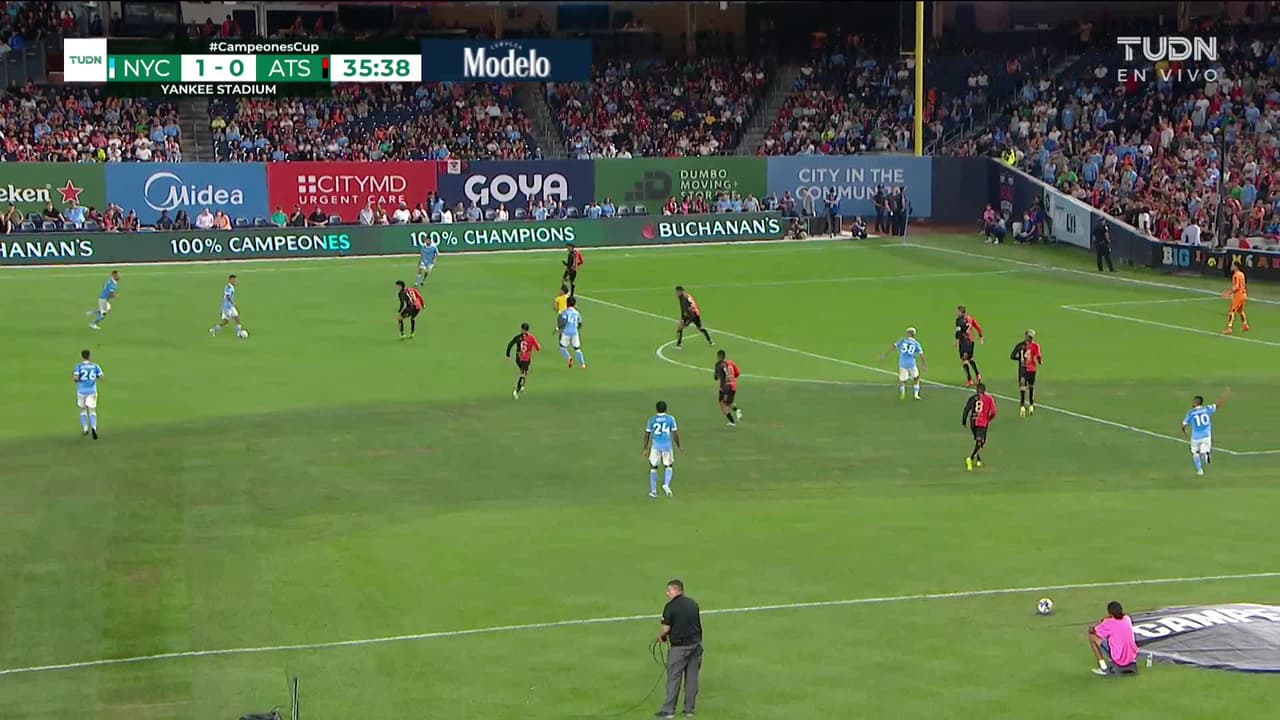 ¡TIRO ATAJADO! disparo por Santiago Rodríguez.