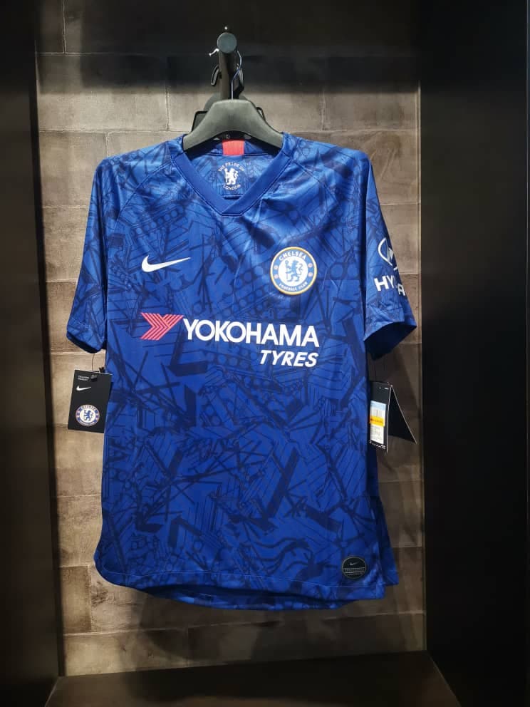 Aunque aún no es oficial, los portales especializados en playeras futboleras aseguran que estas serán las nuevas prendas del Chelsea para la temporada 2019/20. Sin duda, la local es mucho más arriesgada que la actual con motivos que evocan la estructura de Stamford Bridge, mientras que la segunda es mucho más sobria.