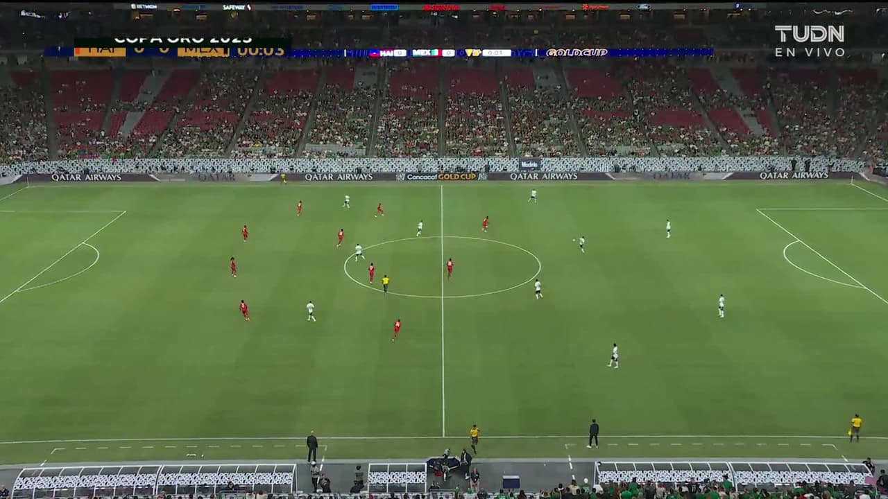 Arranca el partido y la pelota está en juego.