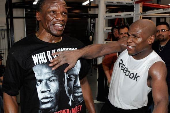 Al concluir el trabajo serio, afloró el buen homor del 'Money' y su padre.