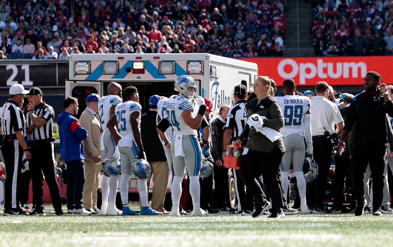 Jugador de la NFL se desvanece y es llevado al hospital