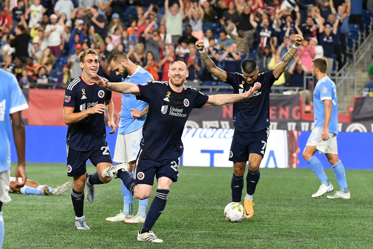 La victoria sirvió para que los 'Revs' alcanzaran la séptima posición en la tabla de la Conferencia Este.
<br>