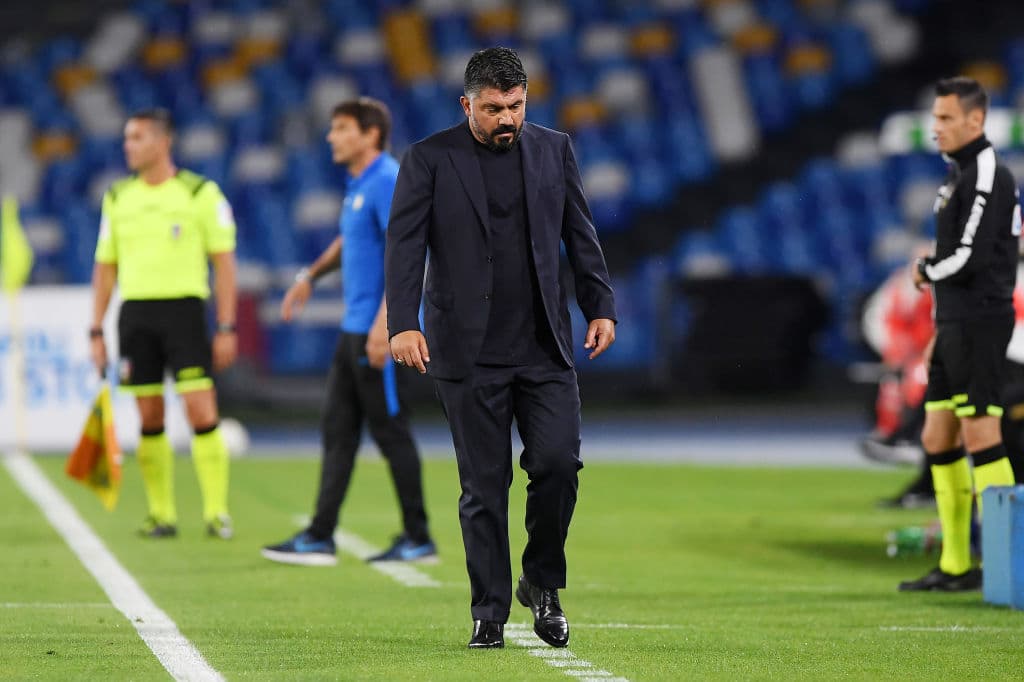 Conte y Gatusso se dieron un afectuoso saludo antes del juego. Al parecer el estratega del Napoli está de luto.