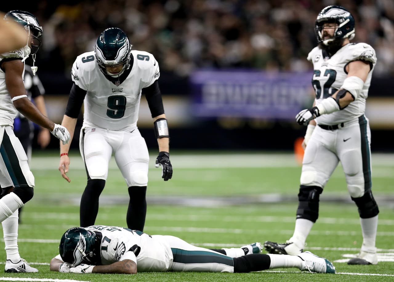 Alshon Jeffery se lamenta por dejar escapar un pase de Foles que acabó interceptado para firmar la derrota de Eagles.