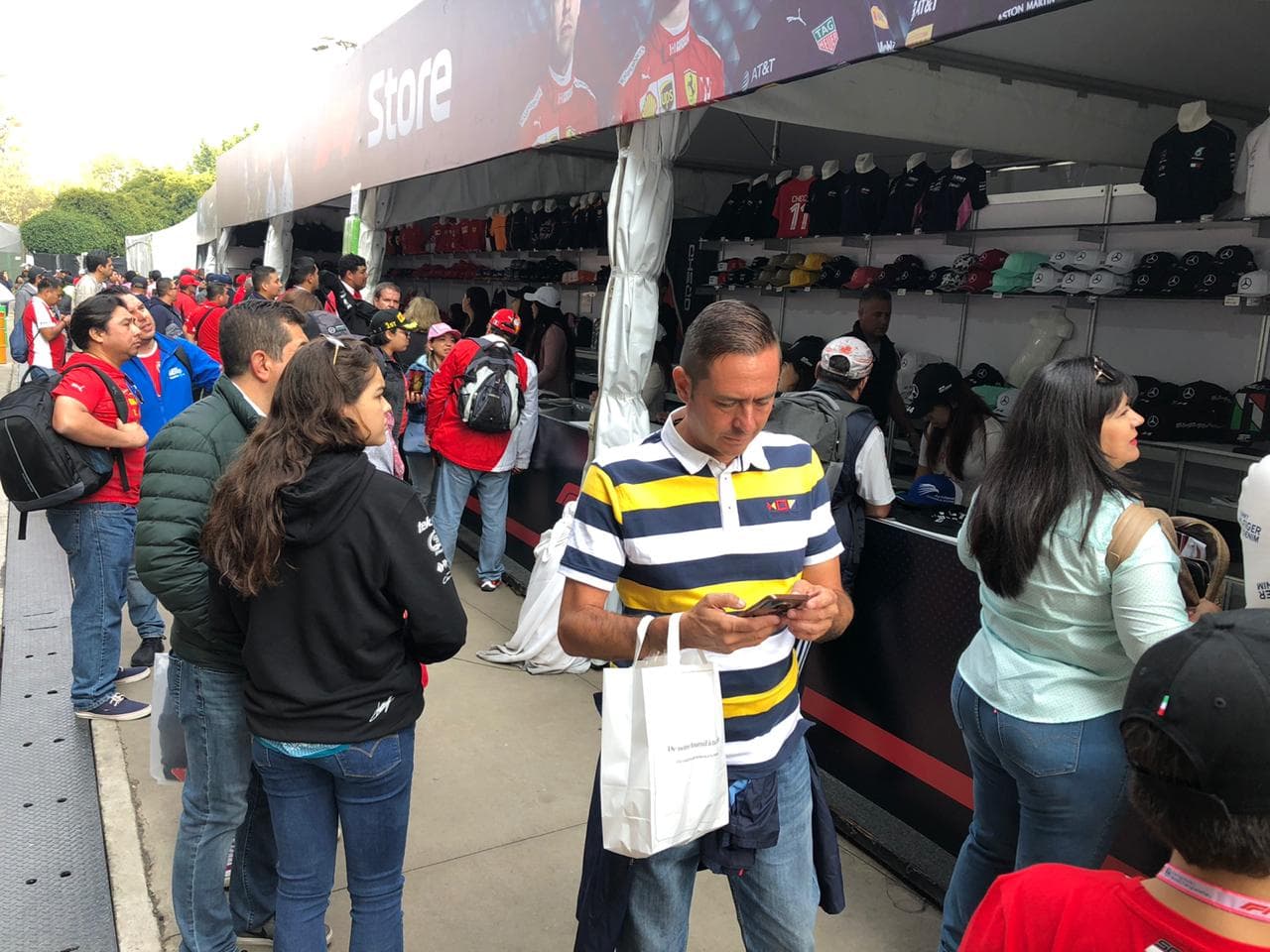 Aficionados conviven en familia previo al inicio de la Fórmula 1 en el Autódromo Hermanos Rodríguez.
