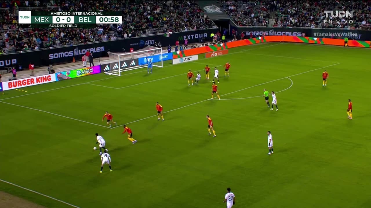 ¡TIRO ATAJADO! disparo por Julián Quiñones.