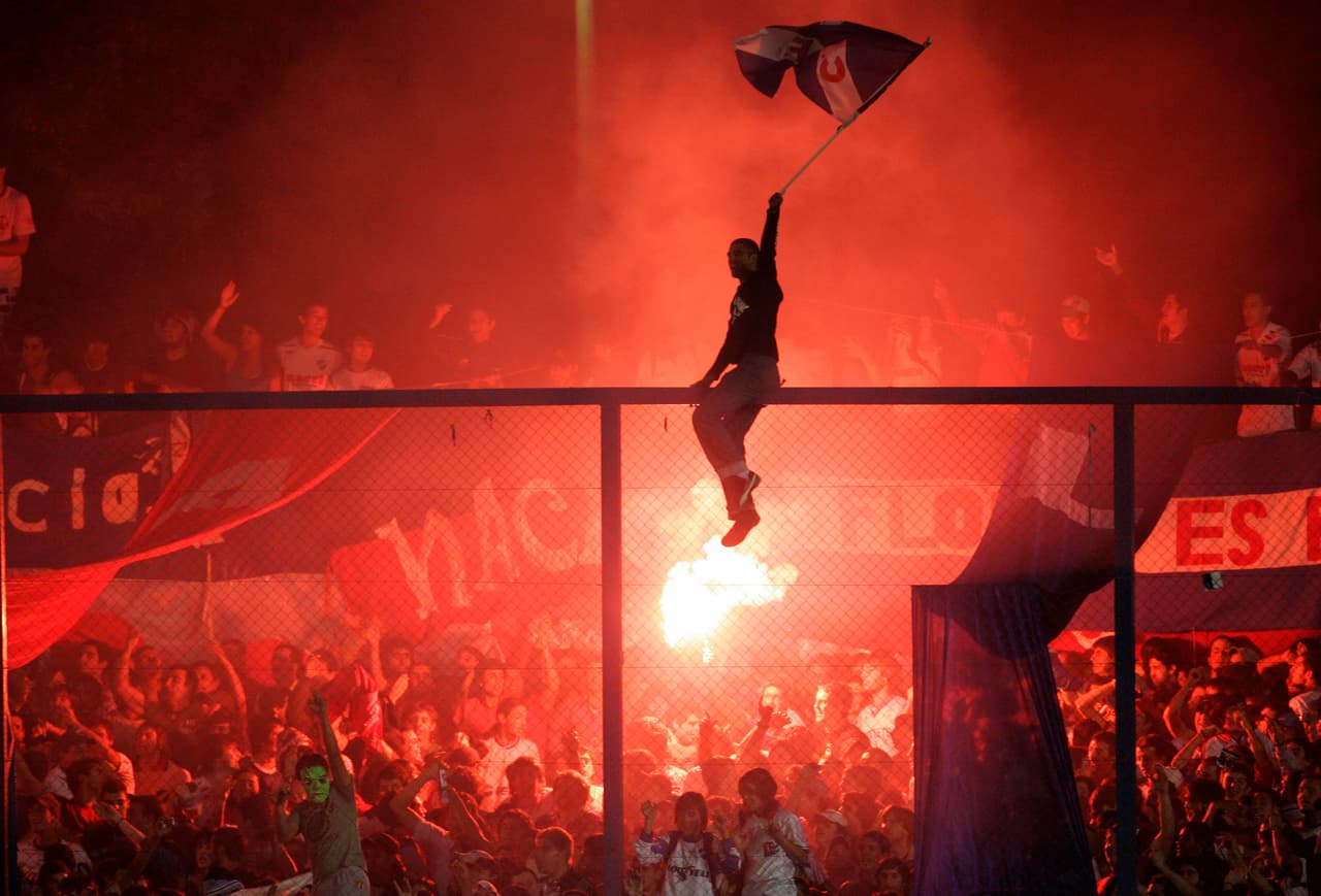La hinchada de Nacional alienta a su equipo mientras sale para enfrentar al Cienciano en la Copa Libertadores.