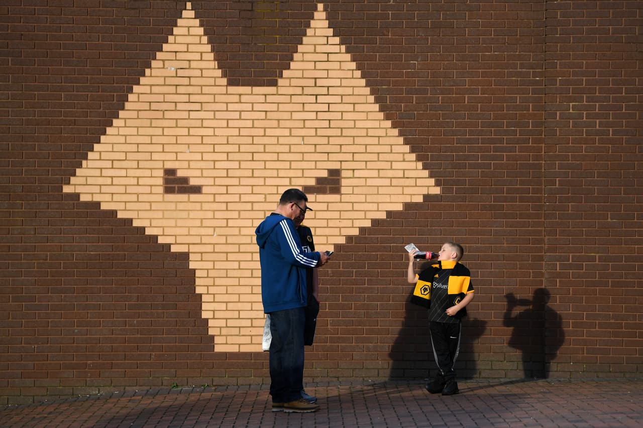 Esperan los aficionados afuera del estadio.
