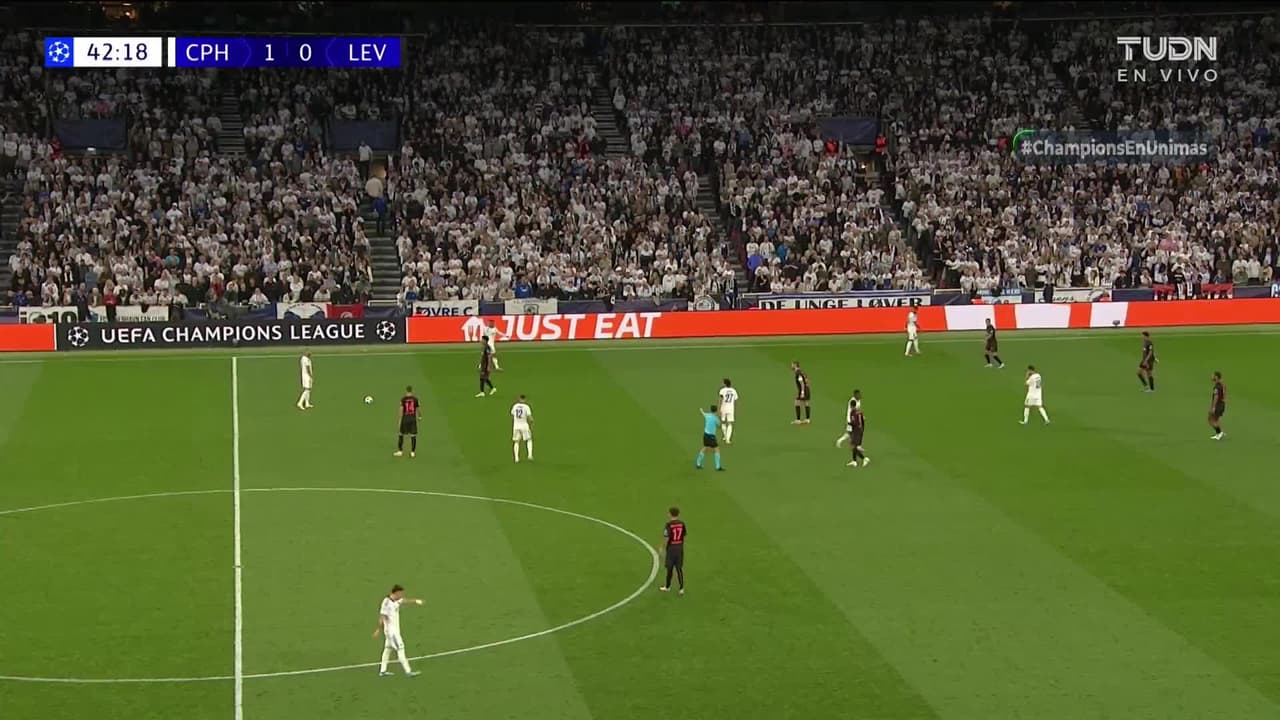 ¡TIRO ATAJADO! disparo por Youssoufa Moukoko.