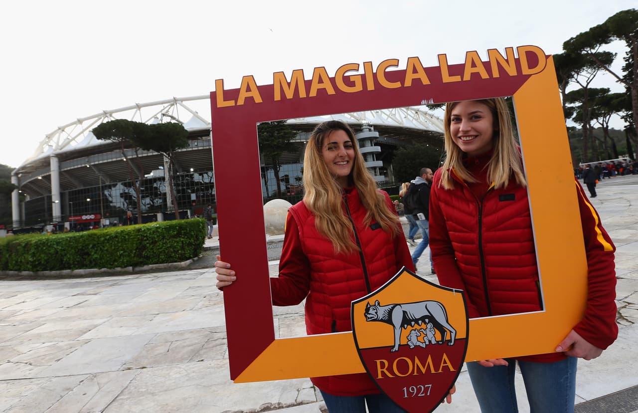 Los fanáticos vive su propia fiesta en el marco de los partidos de vuelta de los cuartos de final de la Champions League en Roma y Manchster, donde los locales llegaron con el marcador en contra.